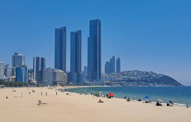 맑은 날 해운대 백사장과 뒤편 고층 빌딩