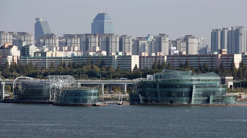 川の向こうから見たセビッソムの3つの建物