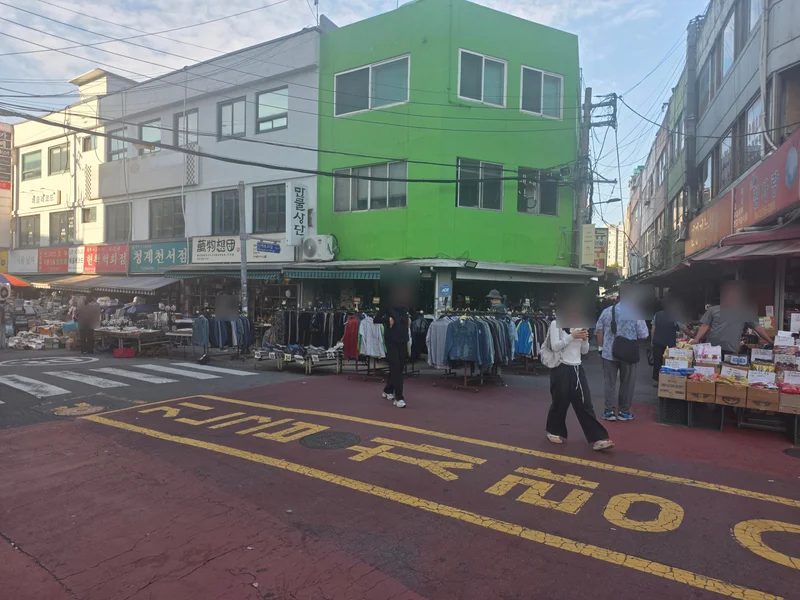 동묘 구제시장 교차로의 옷 노점