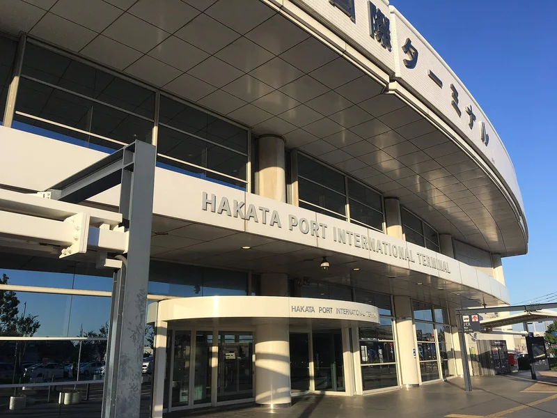 하카타항 국제터미널 입구와 영문 간판