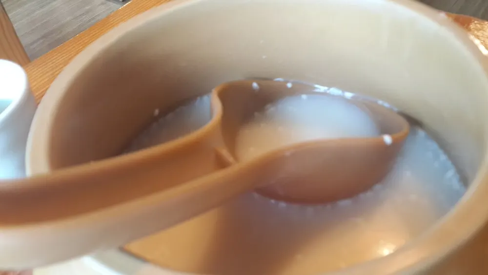 器に注いだマッコリの例