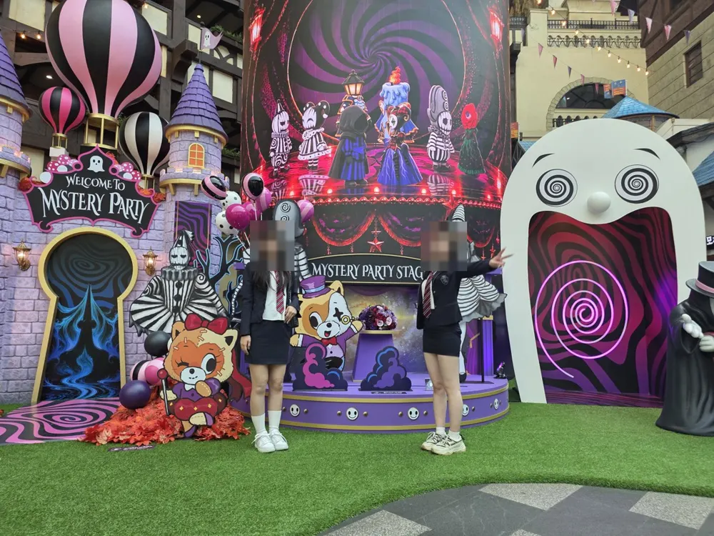 ハロウィンのミステリーパーティー会場で制服姿で撮影（顔はモザイク）