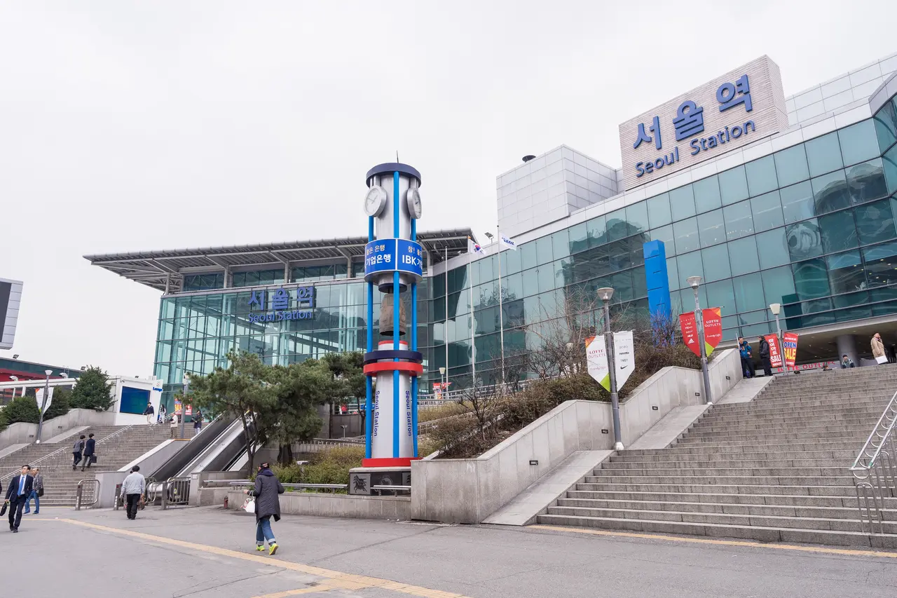 현대식 서울역 신역사와 역 앞 광장이 보이는 전경