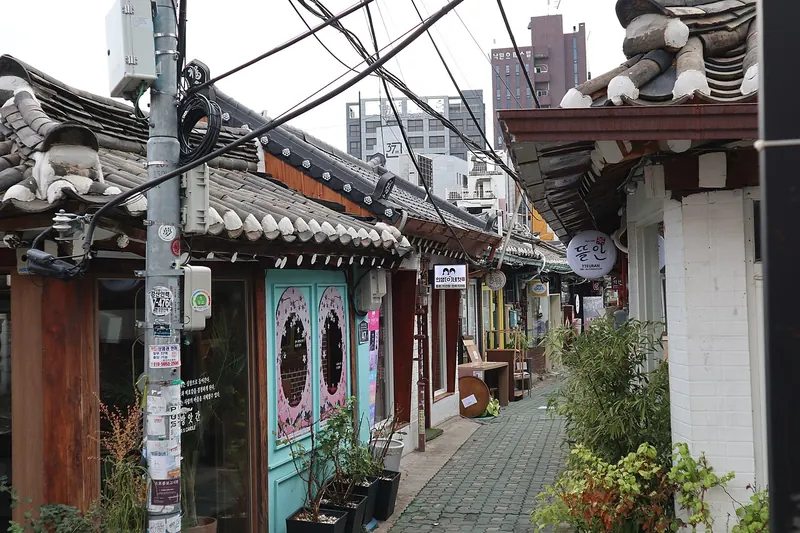 瓦屋根の韓屋が並ぶ益善洞の細い路地