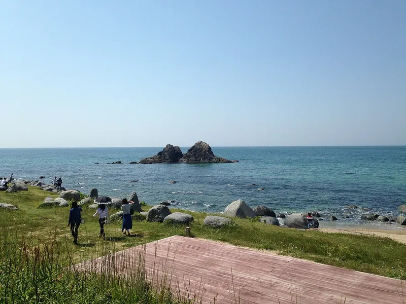 이토시마 후타미가우라 해안에서 보이는 바다 속 부부바위